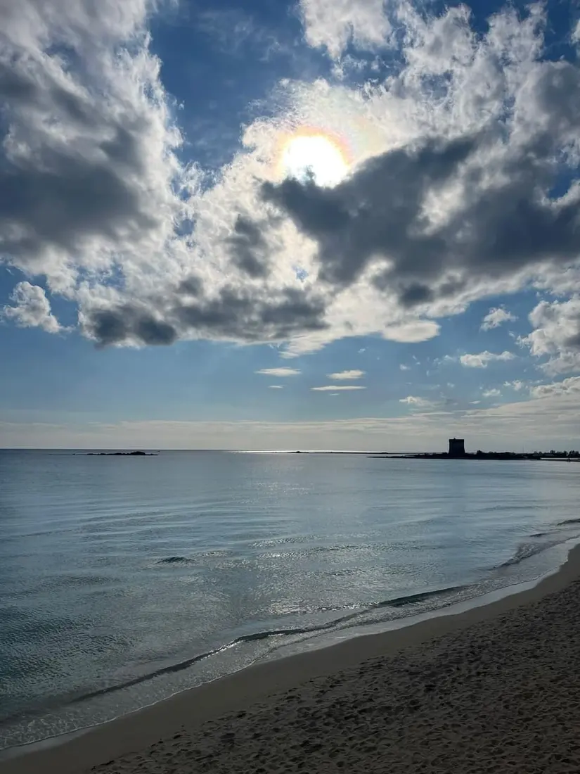 Spiaggia del Salento con cielo nuvoloso